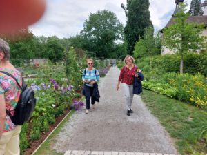 Zwei Frauen gehen auf einem Weg bei der Landesgartenschau