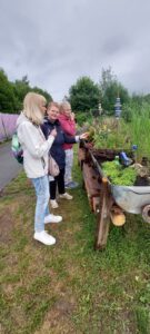 Mitglieder des TuS Eldagsen schauen auf ein Hochbeet mit Kräutern