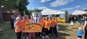 Mitglieder des TuS Eldagsen halten einen Banner mit dem Vereinslogo in die Kamera