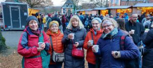 Mitglieder des TuS Eldagsen beim Ausflug zum Weihnachtsmarkt Freilichtmuseum Detmold mit einem Glühwein in der Hand